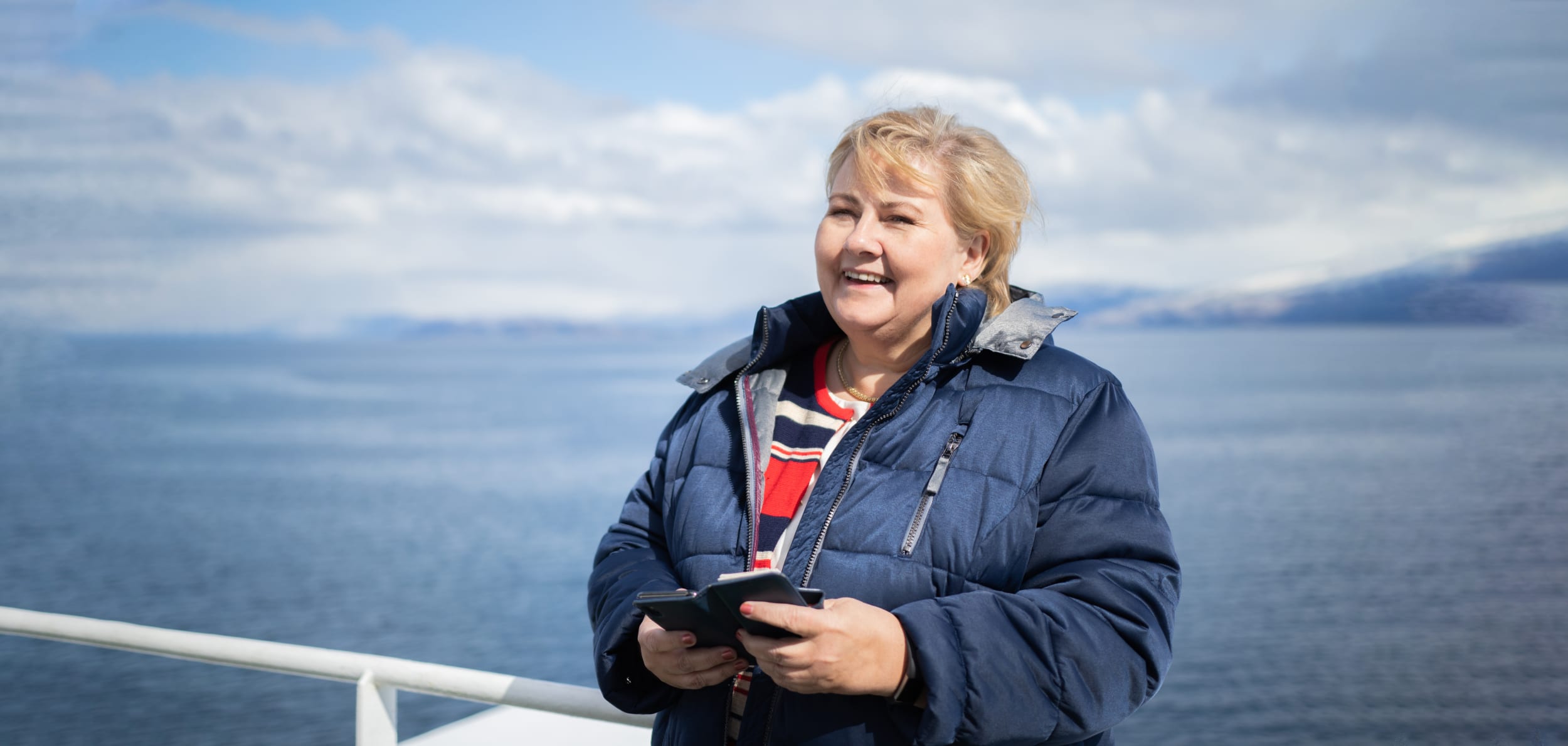 Erna på båt langs Helgelandskysten